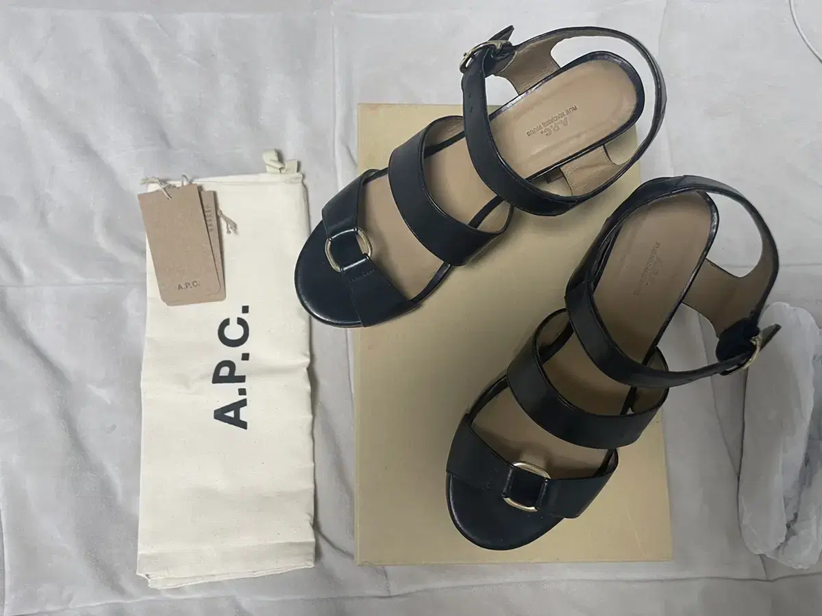 A.P.C 여름샌들 거의 새거예요